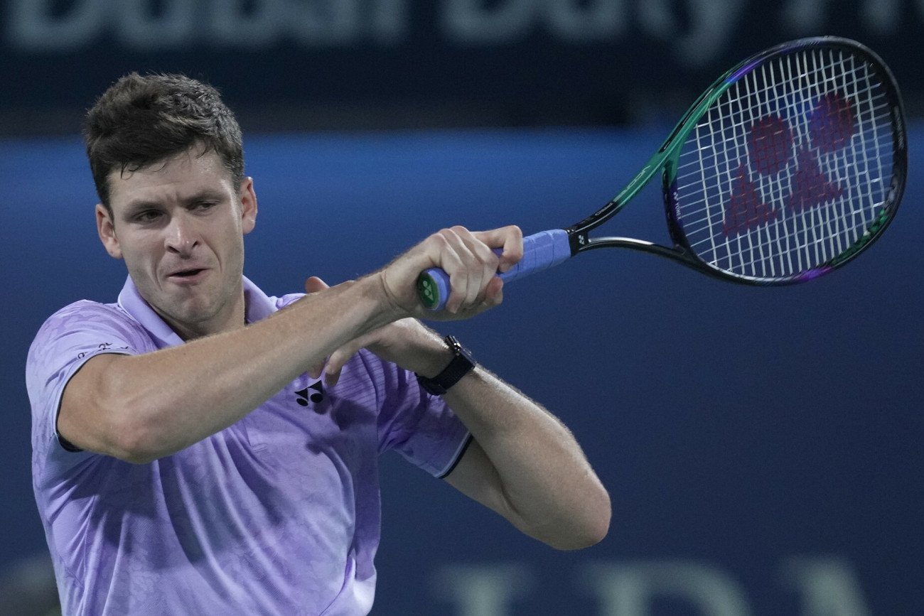 Hubert Hurkacz od zwycięstwa rozpoczął turniej w Dubaju. Wrocławianin musiał jednak zagrać długie trzy sety.
