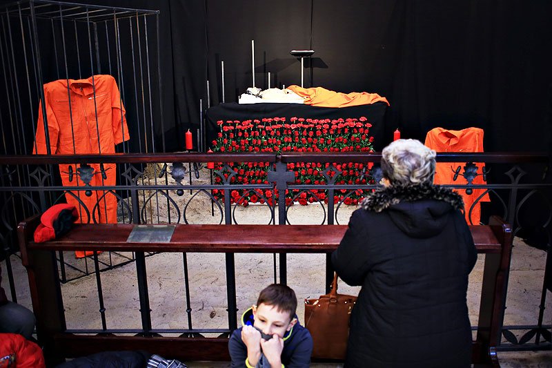 Oto przejmujący Grób Pański stworzony w bazylice katedralnej Świętych Michała Archanioła i  Floriana Męczennika na warszawskiej Pradze.