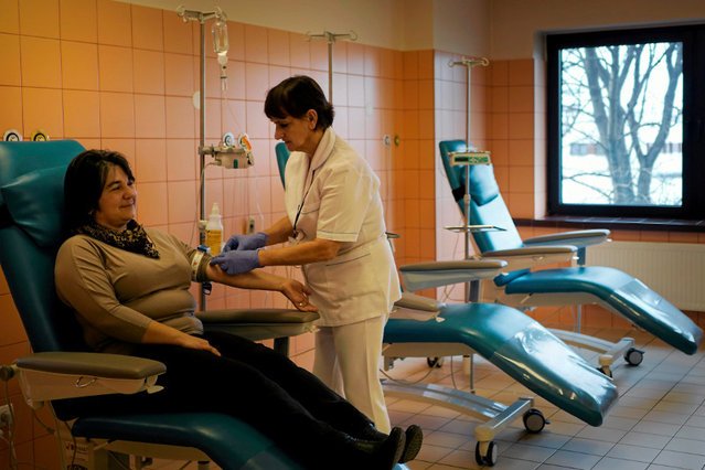 Chorzy przewlekle powinni móc pracować, nawet jeśli co jakiś czas trzeba im dać z wolne np. z powodu chemioterapii.