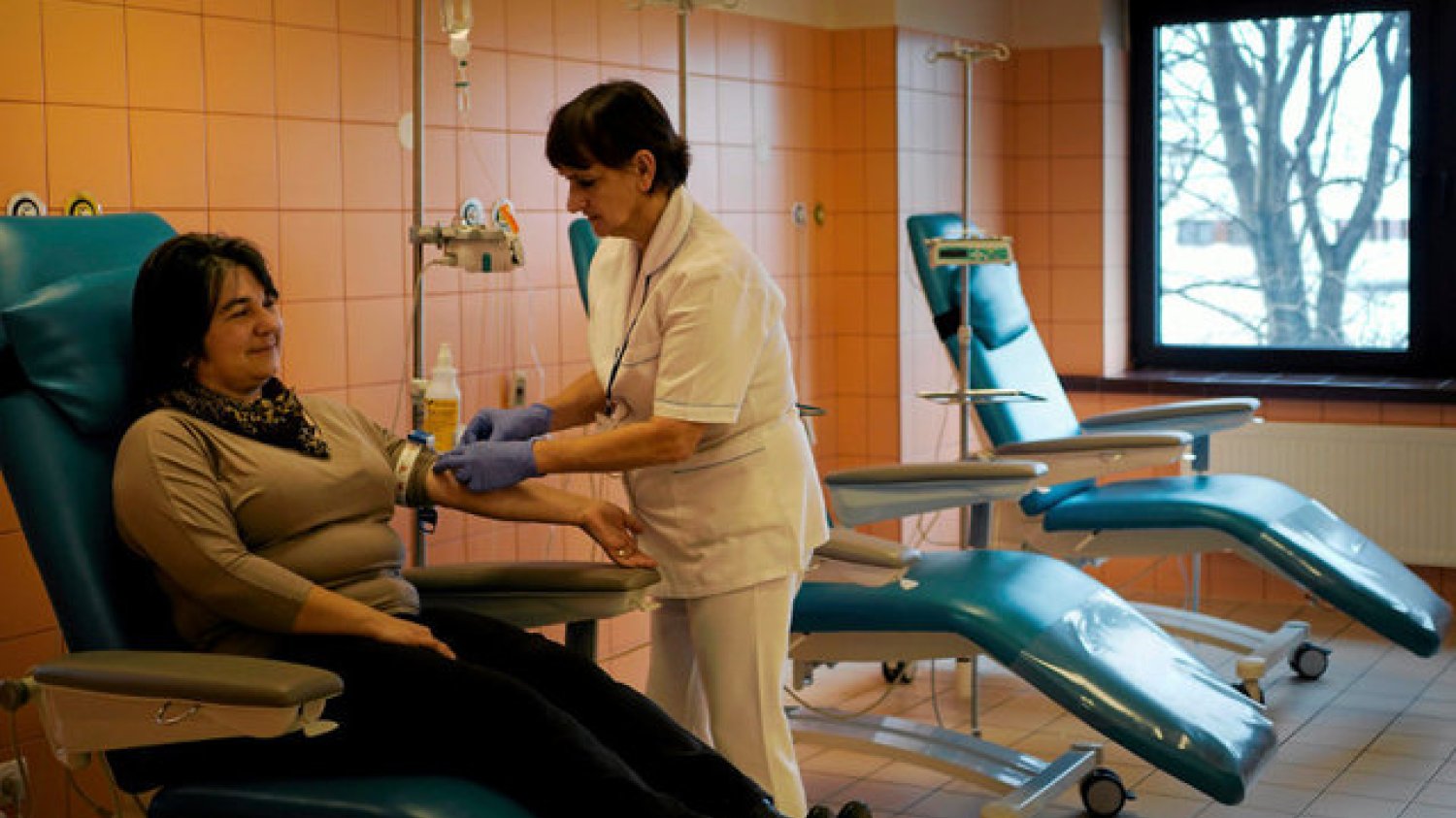 Chorzy przewlekle powinni móc pracować, nawet jeśli co jakiś czas trzeba im dać z wolne np. z powodu chemioterapii.