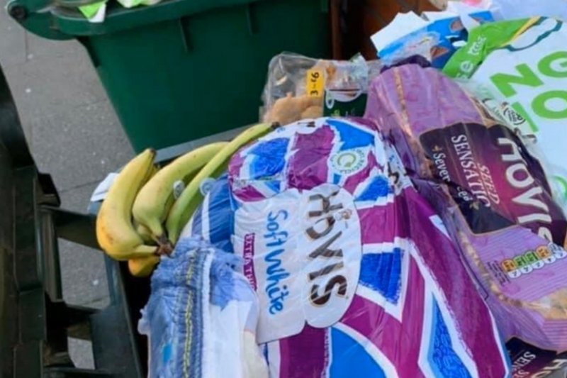 Na śmietnikach znalazły się m.in. świeże banany.