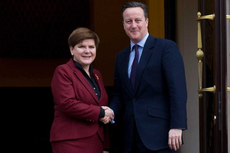 Beata Szydło systematycznie degraduje się do roli "pani, z którą trzeba sobie zrobić zdjęcie".