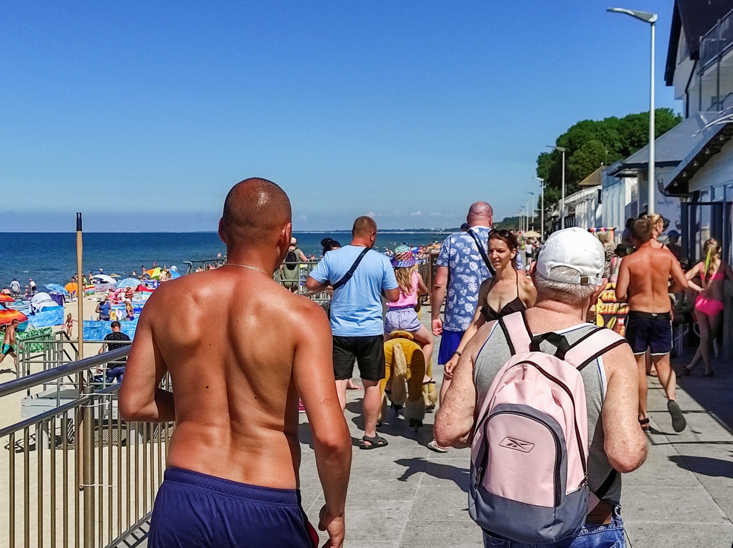 Turyści często zapominają, że poza plażą powinni być normalnie ubrani