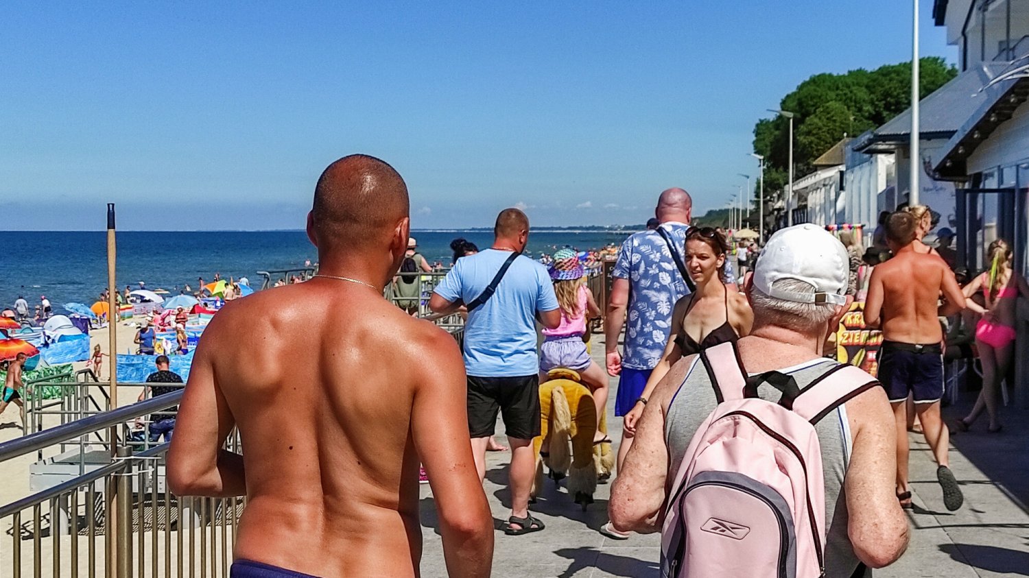 Turyści często zapominają, że poza plażą powinni być normalnie ubrani