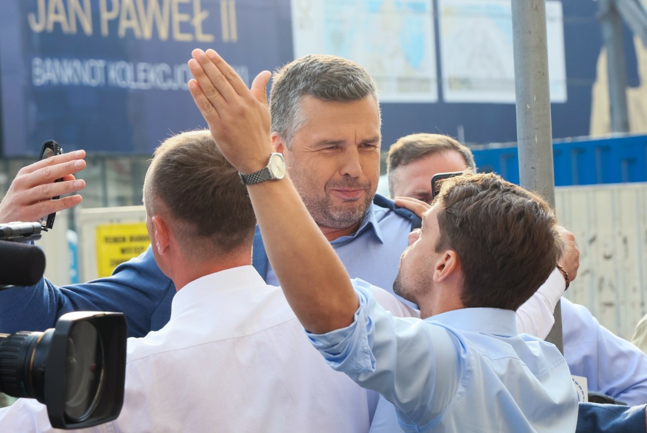 Michał Rachoń z TVP próbujący przerwać wystąpienie przewodniczącego PO Donalda Tuska na konferencji prasowej.