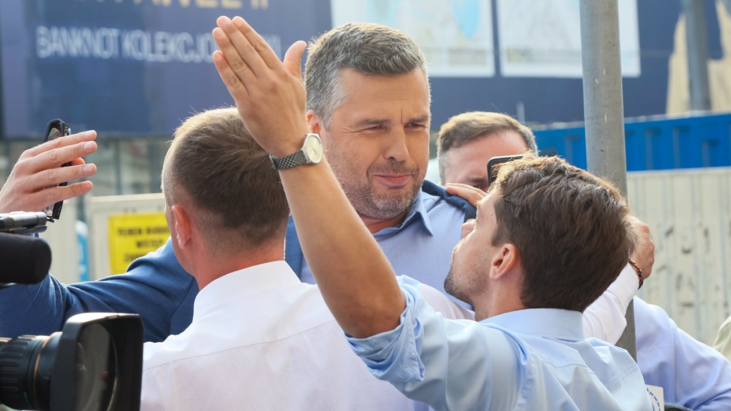 Michał Rachoń z TVP próbujący przerwać wystąpienie przewodniczącego PO Donalda Tuska na konferencji prasowej. Michał Rachoń z TVP próbujący przerwać wystąpienie przewodniczącego PO Donalda Tuska na konferencji prasowej.