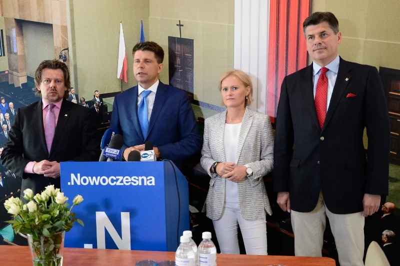 Zdjęcie z czerwca 2016 r. Na nim Piotr Misiło (teraz w klubie PO-KO), Ryszard Petru (dziś lider partii Teraz!), rzecznik prasowy Nowoczesnej w Szczecinie Karolina Beyer (dziś poza partią) oraz poseł Paweł Pudłowski (nadal w Nowoczesnej, został właśnie sze