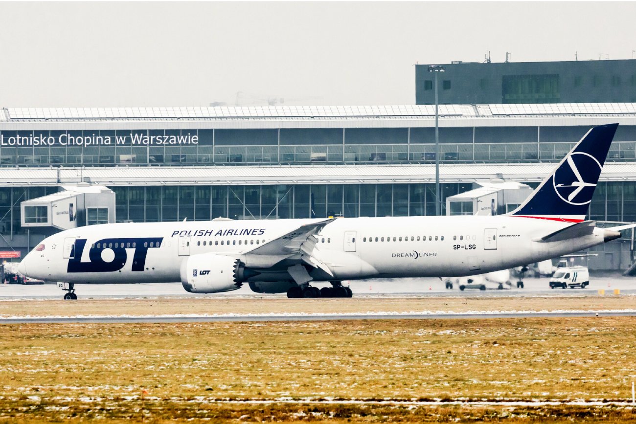 Piorun trafił w samolot linii LOT. Pilot musiał zawrócić na Okęcie