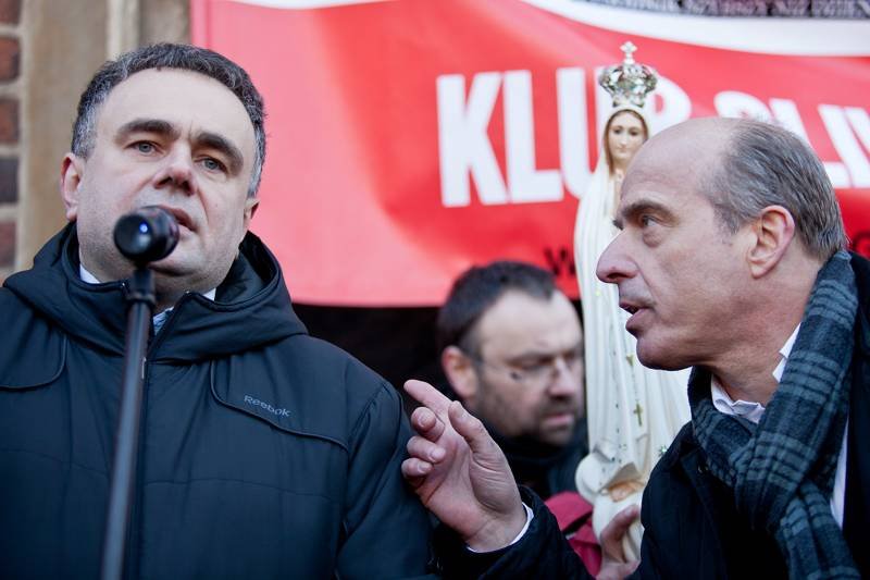 Jan Pospieszalski i Tomasz Sakiewicz podczas manifestacji w obronie wolności słowa w Krakowie.