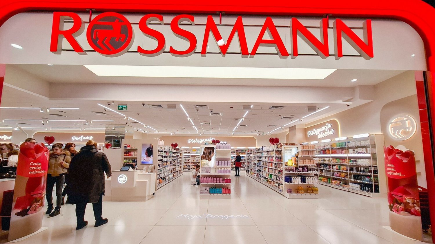 Rossmann przecenia perfumy nie tylko na Dzień Kobiet.