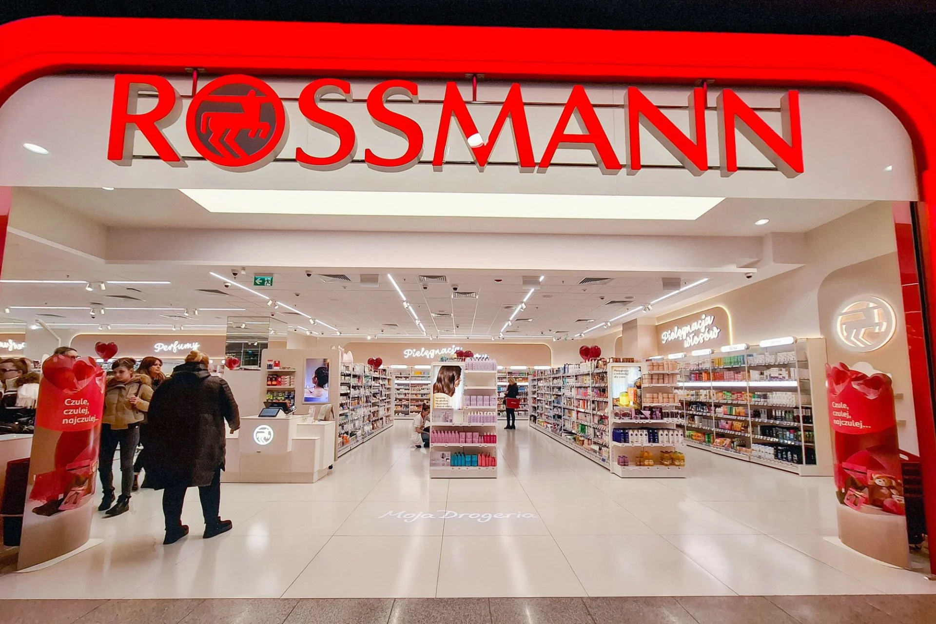 Rossmann przecenia perfumy nie tylko na Dzień Kobiet.