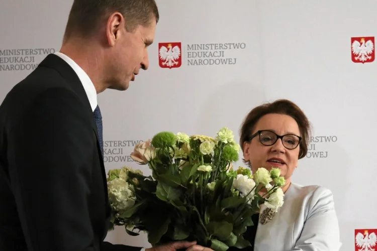 Anna Zalewska nie kryje oburzenia z powodu ostatniego postu Roberta Biedronia na Twitterze.