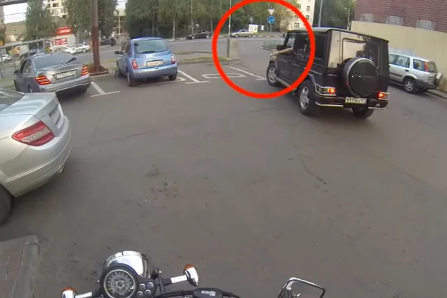 Rosyjska motocyklistka zwraca śmiecącym kierowcom to, co zostawili na drodze