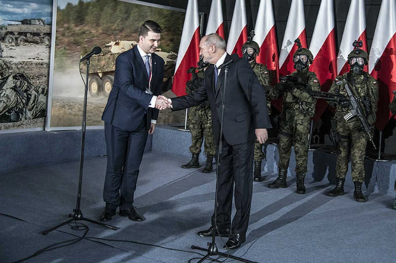Bartłomiej Misiewicz wrócił do MON i już daje popalić dziennikarzom  i opozycji.