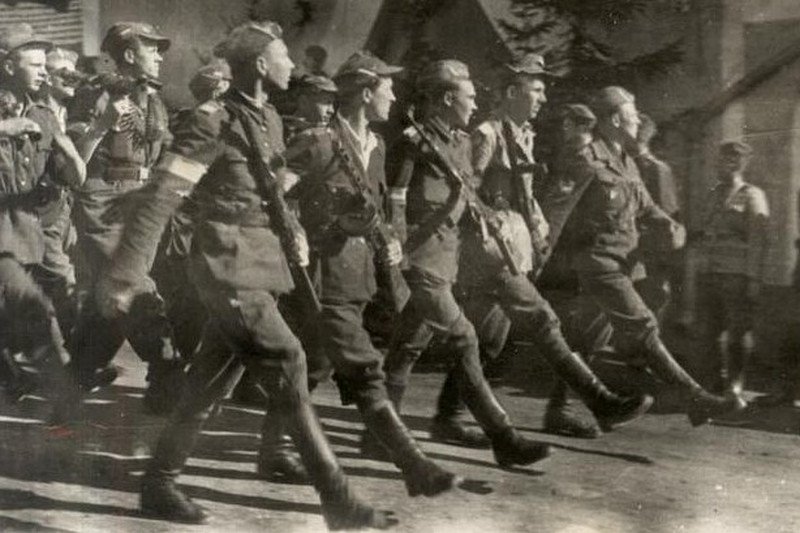 Żołnierze Brygady NSZ podczas parady w 1945 roku.