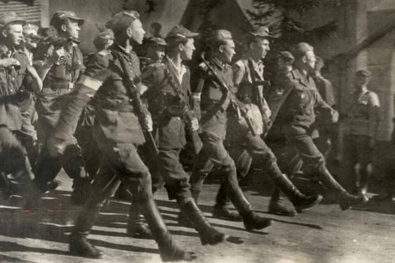 Żołnierze Brygady NSZ podczas parady w 1945 roku.