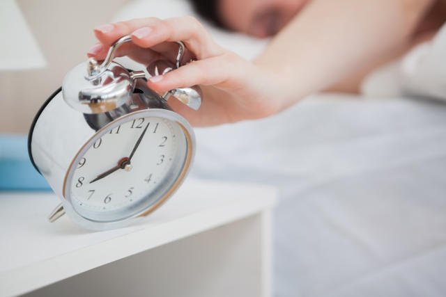 Wdech przez 4 sekundy, wstrzymanie powietrza na siedem i wydech przez 8 - naukowcy przekonują, że w ten sposób zaśniesz w niecałą minutę.