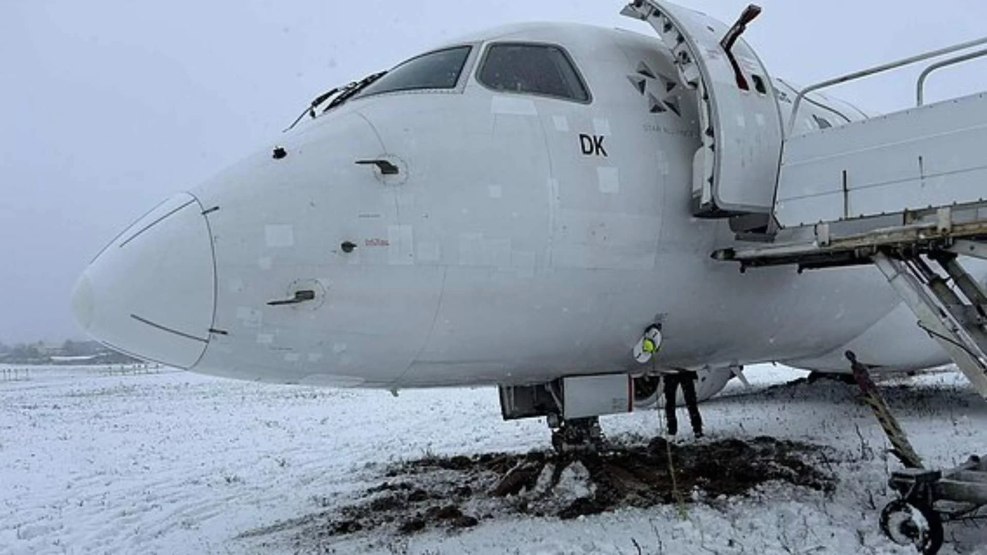 Musiała być zgoda na lądowanie Samolot PLL LOT wypadł z pasa w Wilnie.