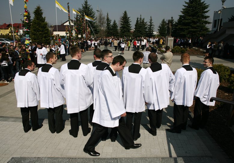 Kościół przeżywa kryzys, w Polsce jest coraz mniej święceń.