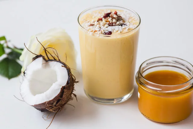 Żółtka, kokos i mango