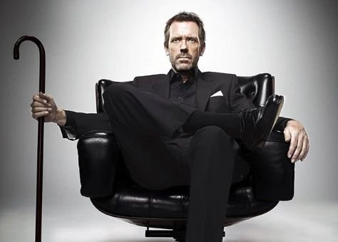 Wielu fanów błyskotliwej inteligencji i ciętego poczucia humoru głównego bohatera serialu "Dr House" jest przekonanych, że w rozwikłaniu medycznych tajemnic mógłby pomoc genialny patolog. Dr House — jaką receptę miałby na koronawirusa w czasie pandemii covid-19 na świecie?