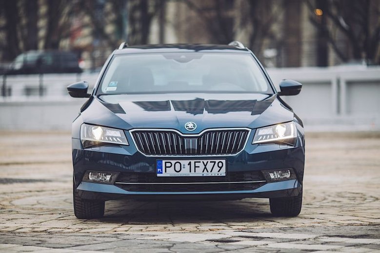 To najlepszy moment na zakup Skody Superb. Można zaoszczędzić nawet 14 tys. zł.