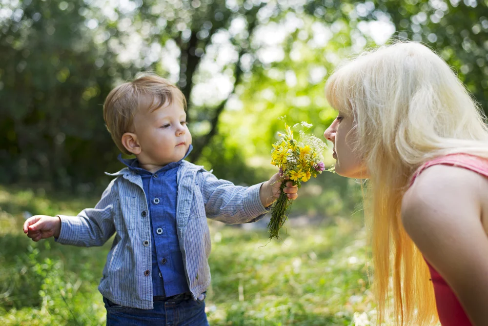 Swój język miłości kształtujemy od wczesnego dzieciństwa. Np. robiąc [url=http://www.shutterstock.com/pic-150347960.html] prezenty [/url] dla rodziców.