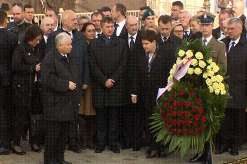 Wystarczyło, by prezes PiS Jarosław Kaczyński wykonał stanowczy ruch palcem, a premier Beata Szydło już rzuciła się, by stanąć u jego boku.