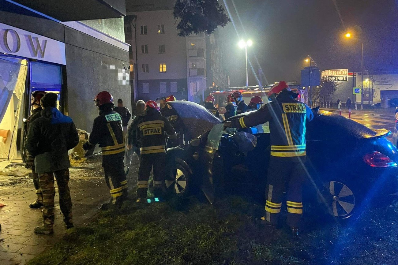 Kobieta wjechała w salon kosmetyczny w Toruniu. Odmówiła badania alkomatem