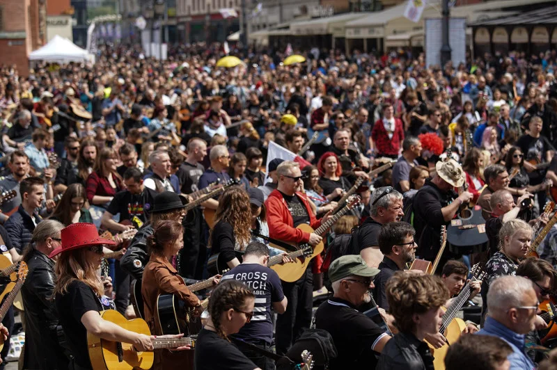 Na biciu Gitarowego Rekordu Guinnessa mogliśmy spotkać cały przekrój osobowy młodych gitarzystów.