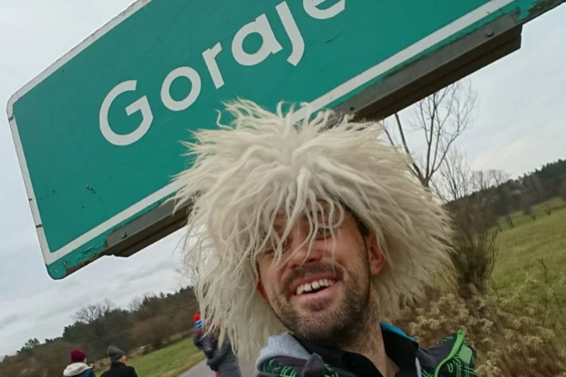 Marcin jest "wodzirejem" w Chutorze Gorajec. Wraz żoną Mariną rzucili emigrację i wygodne życie w Irlandii, aby zamieszkać na wiosce na Podkarpaciu.