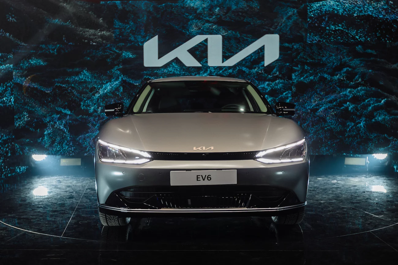Kia EV6 to zupełnie nowy rozdział w historii koreańskiej marki. Ten elektryk ma osiągi jak Porsche Taycan.