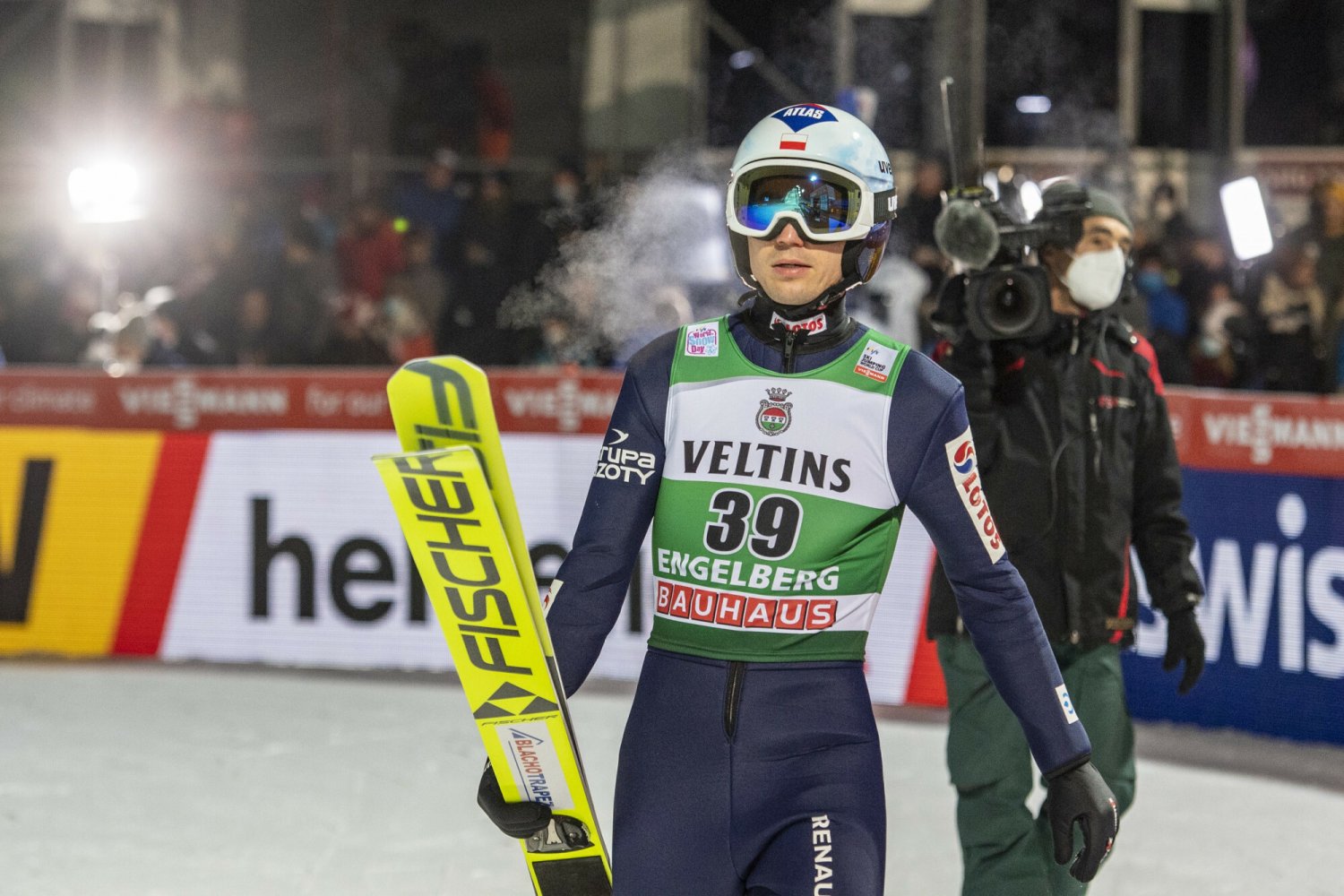 Kamil Stoch tylko gorzko się uśmiechał po fatalnym początku Turnieju Czterech Skoczni