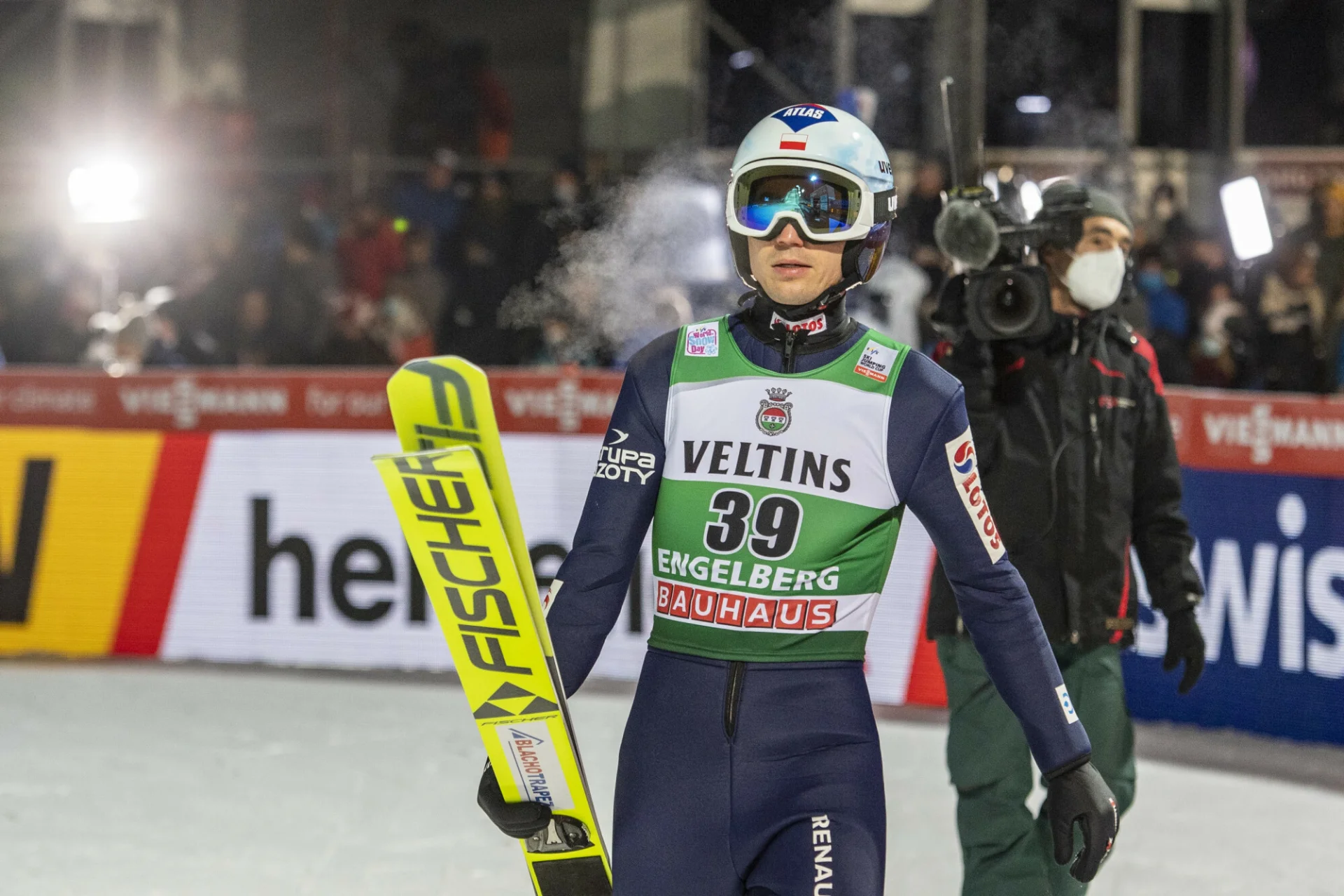 Kamil Stoch tylko gorzko się uśmiechał po fatalnym początku Turnieju Czterech Skoczni