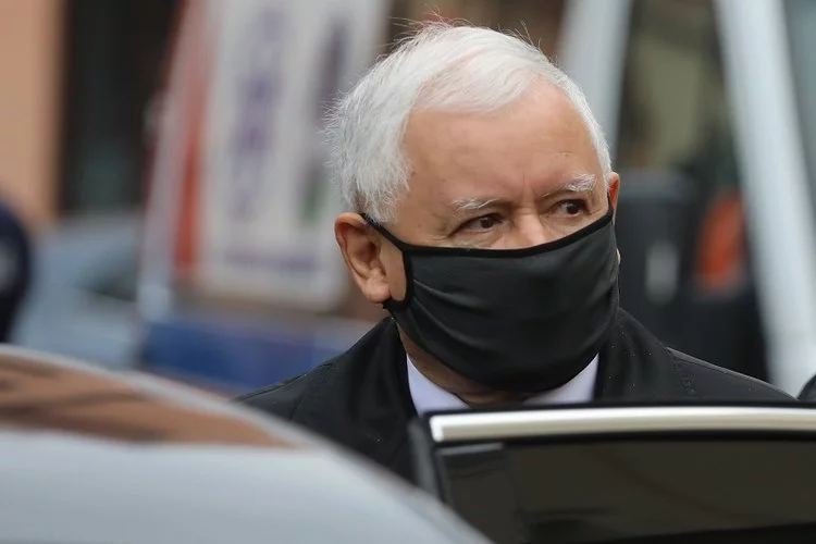 Kaczyński od poniedziałku przebywa w odosobnieniu. Koronawirus. "Super Express": ujemny wynik testu Kaczyńskiego.