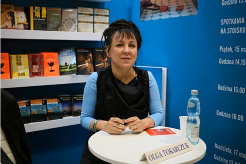 Honorowy tytuł "Zasłużonego dla Miasta Wałbrzycha" dla Olgi Tokarczuk oburzył radnych PiS. Wyszli z sali sesyjnej.