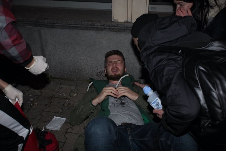 Jedna z osób które ucierpiały w ataku nacjonalistów na Polki i ich sojuszników ze Strajku Kobiet odbywającego się w piątek w Warszawie.