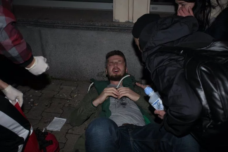 Jedna z osób które ucierpiały w ataku nacjonalistów na Polki i ich sojuszników ze Strajku Kobiet odbywającego się w piątek w Warszawie.
