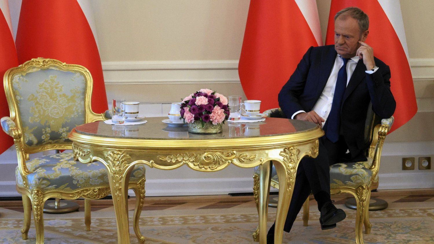 Tusk zmuszony do czekania. Tak teraz tłumaczy to człowiek Nawrockiego