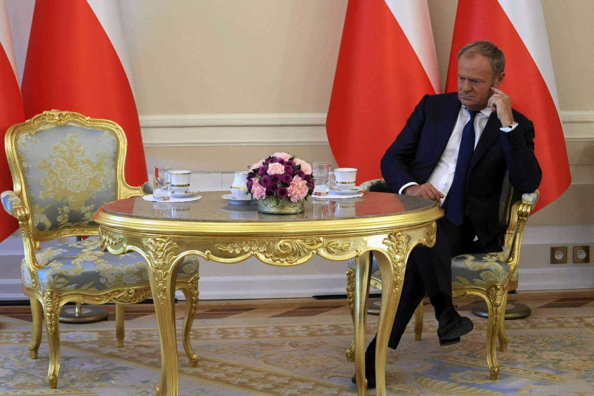 Tusk zmuszony do czekania. Tak teraz tłumaczy to człowiek Nawrockiego