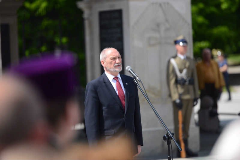 Minister Macierewicz pokaże pielgrzymom z ŚDM jak Polak goni islamistę.