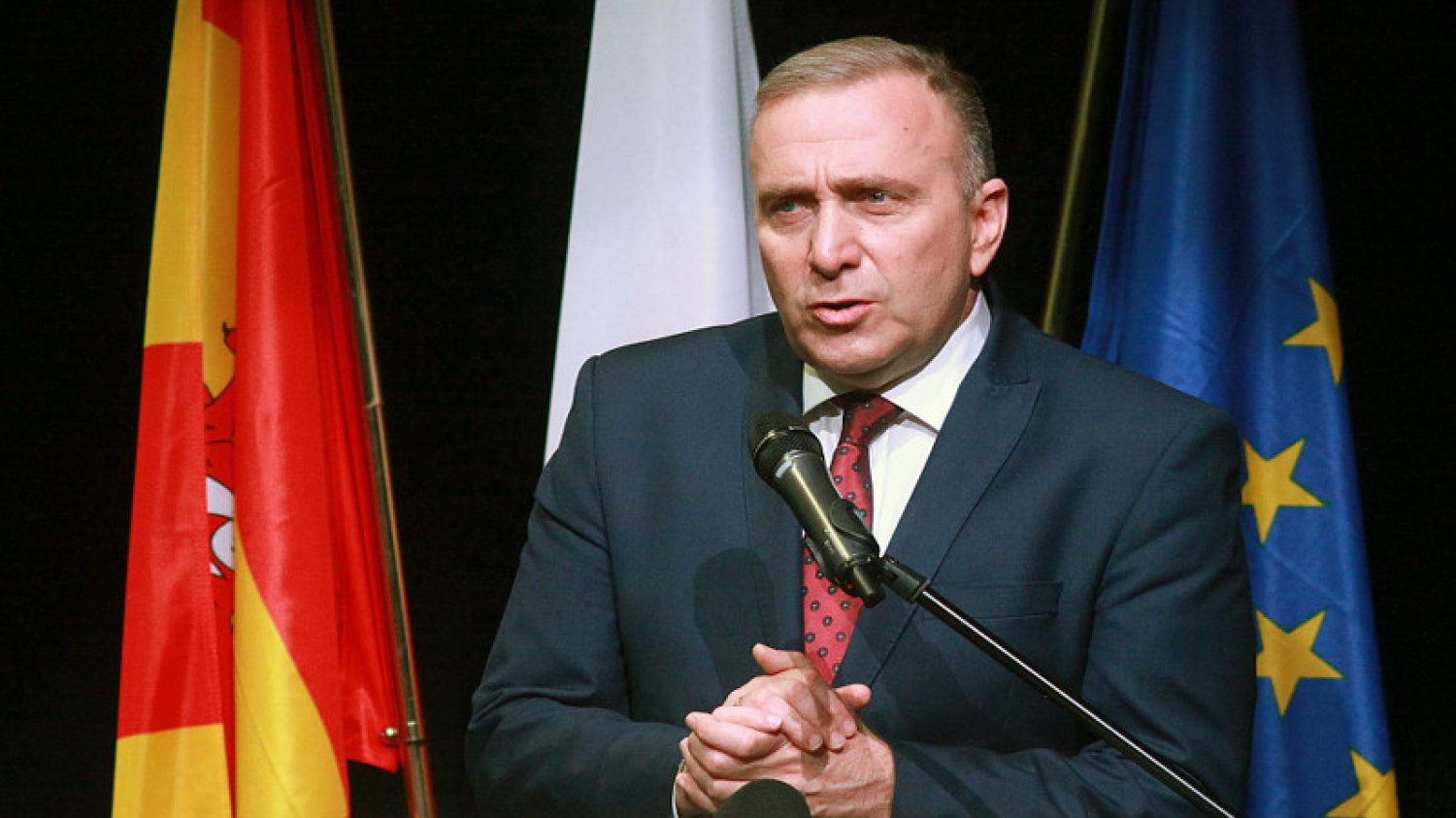 Grzegorz Schetyna wreszcie zajął jasne stanowisko względem uchodźców. Razem z samorządami chce przyjąć kilkadziesiąt matek z dziećmi.