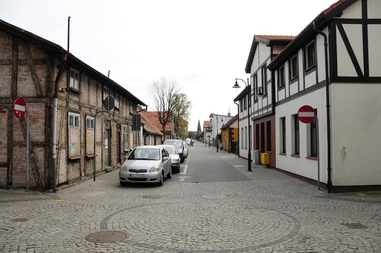 Ustka. Budynki przed i po rewitalizacji