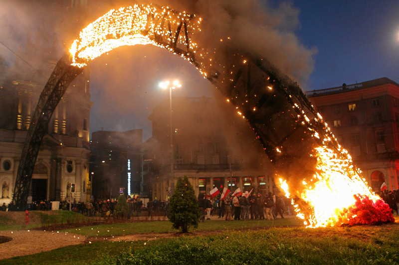 Tęcza na placu Zbawiciela, podpalona podczas Marszu NIepodległości