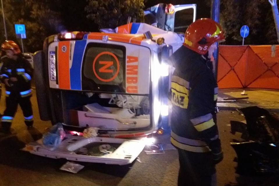 Do groźnego wypadku doszło w Warszawie na skrzyżowaniu al. Solidarności i Jagiellońskiej. Noworodek i ratowniczka w stanie krytycznym zostali przewiezieni do szpitala.