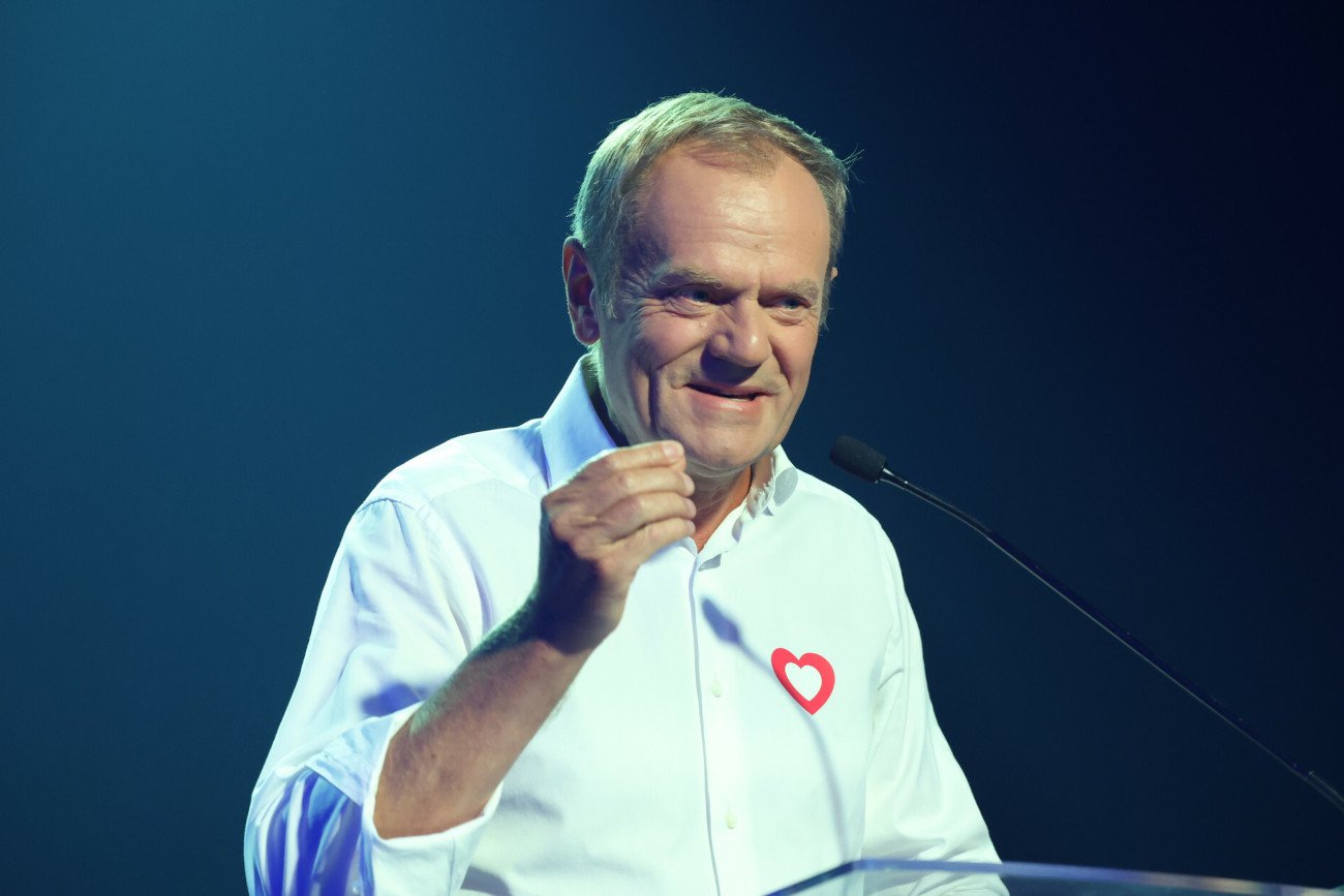 Donald Tusk zbroi się przed wyborami, w sierpniu ma ściągnąć cztery posłanki