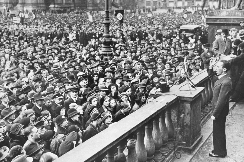 Goebbels przemawia w Berlinie, wzywając do bojkotu przedsiębiorstw i sklepów żydowskich, kwiecień 1933 roku