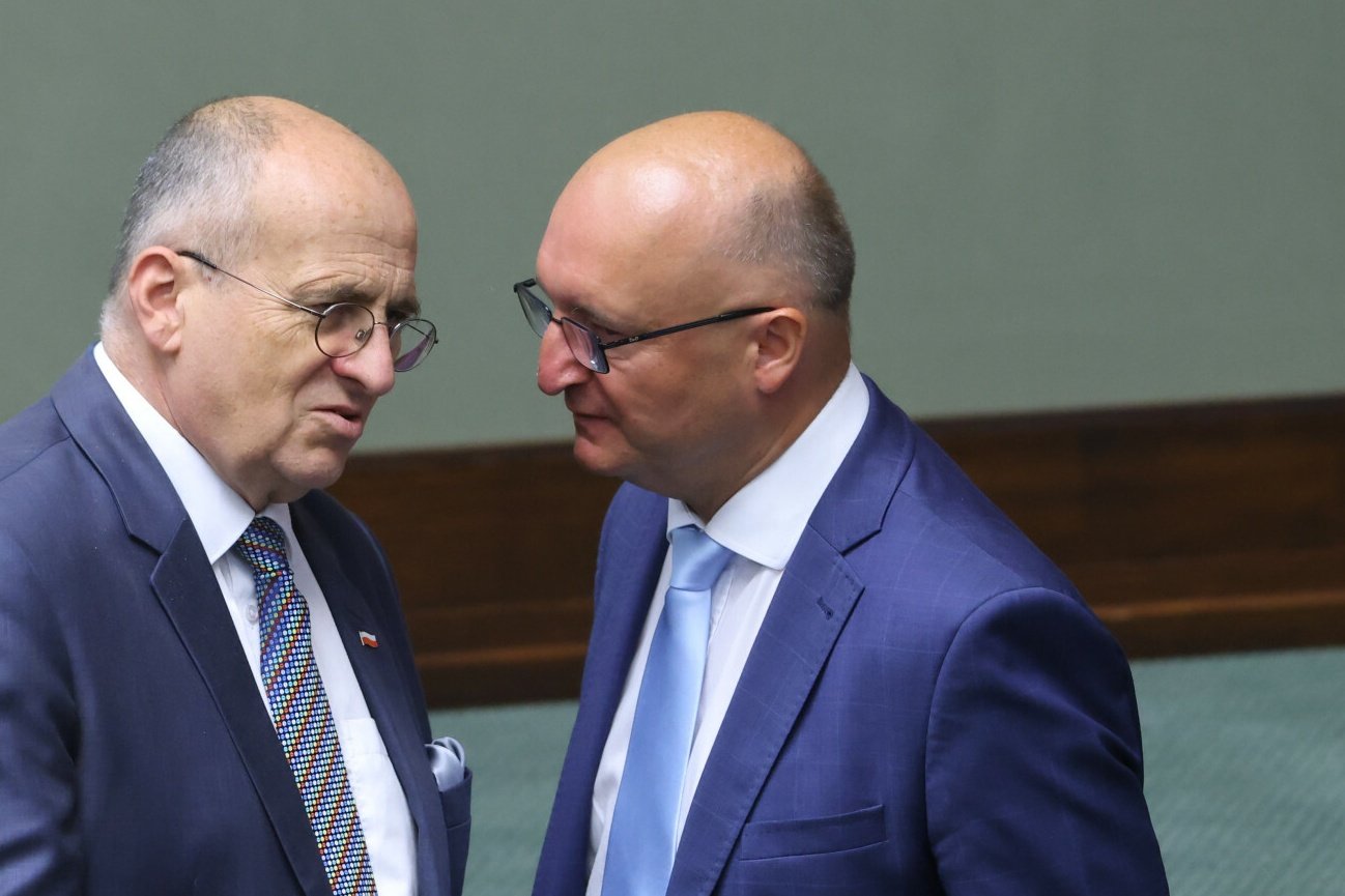 Piotr W. z rządu PiS zatrzymany za aferę wizową. Tak miał się zachowywać.