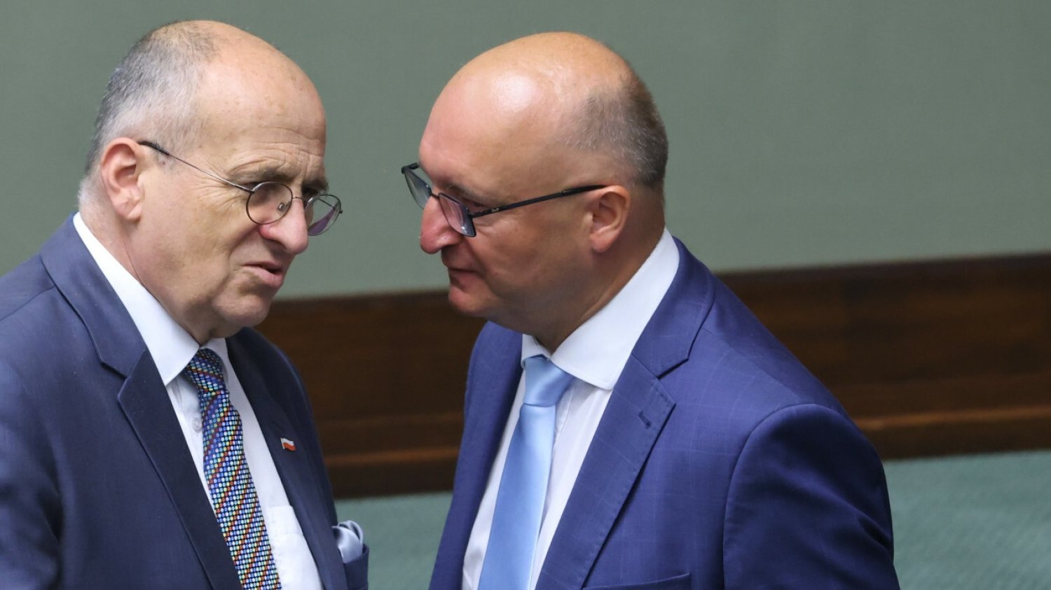 Piotr W. z rządu PiS zatrzymany za aferę wizową. Tak miał się zachowywać.