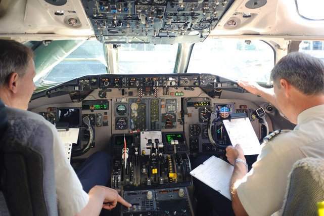 Polscy piloci latają na kacu.